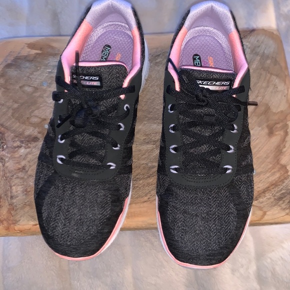 Woman’s Skechers memory foam - Picture 3 of 7